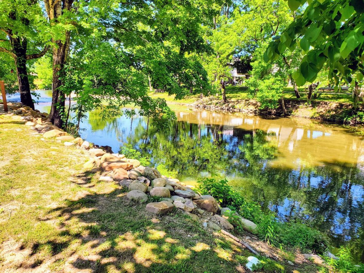 Holiday home Skinny Dippin'-river Front- Free Tickets-dog Friendly Pigeon Forge