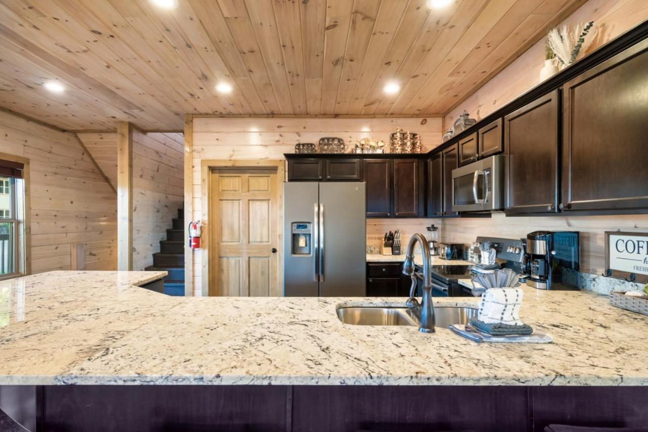 Holiday home Spring Sale! 6br,theater,hottub,game,pet Friendly