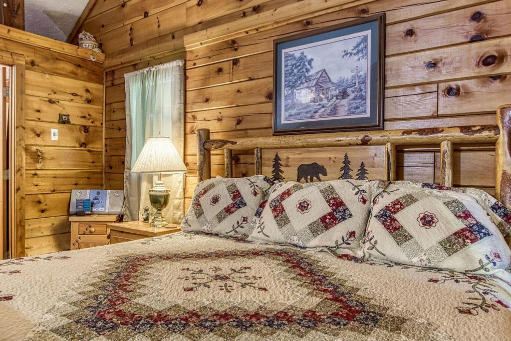 Forever Yours, Hot Tub, 1089 Of Free Attraction Tickets For Each Paid Day, Dollywood And Apartment