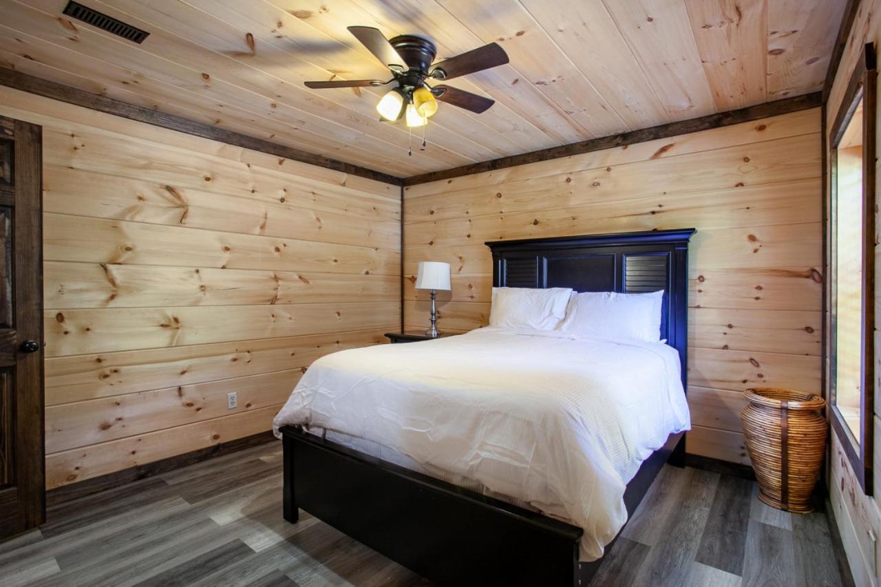 Pine Cove - Hot Tub, Game Room, Theater Holiday home