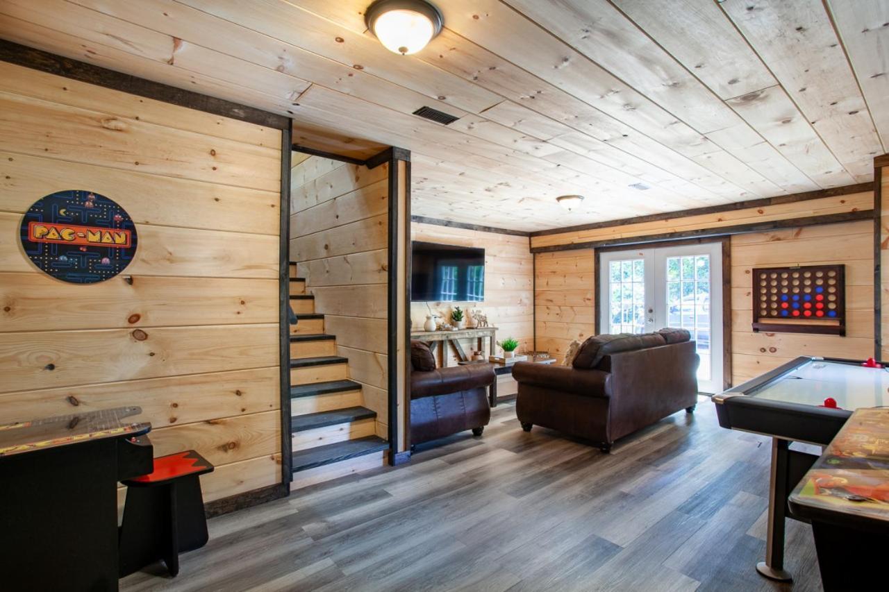 Pine Cove - Hot Tub, Game Room, Theater Pigeon Forge