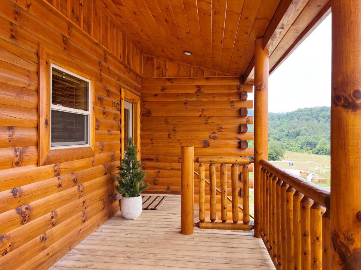 Sweet Tea Timber Indoor Pool Hot Tub * Pigeon Forge