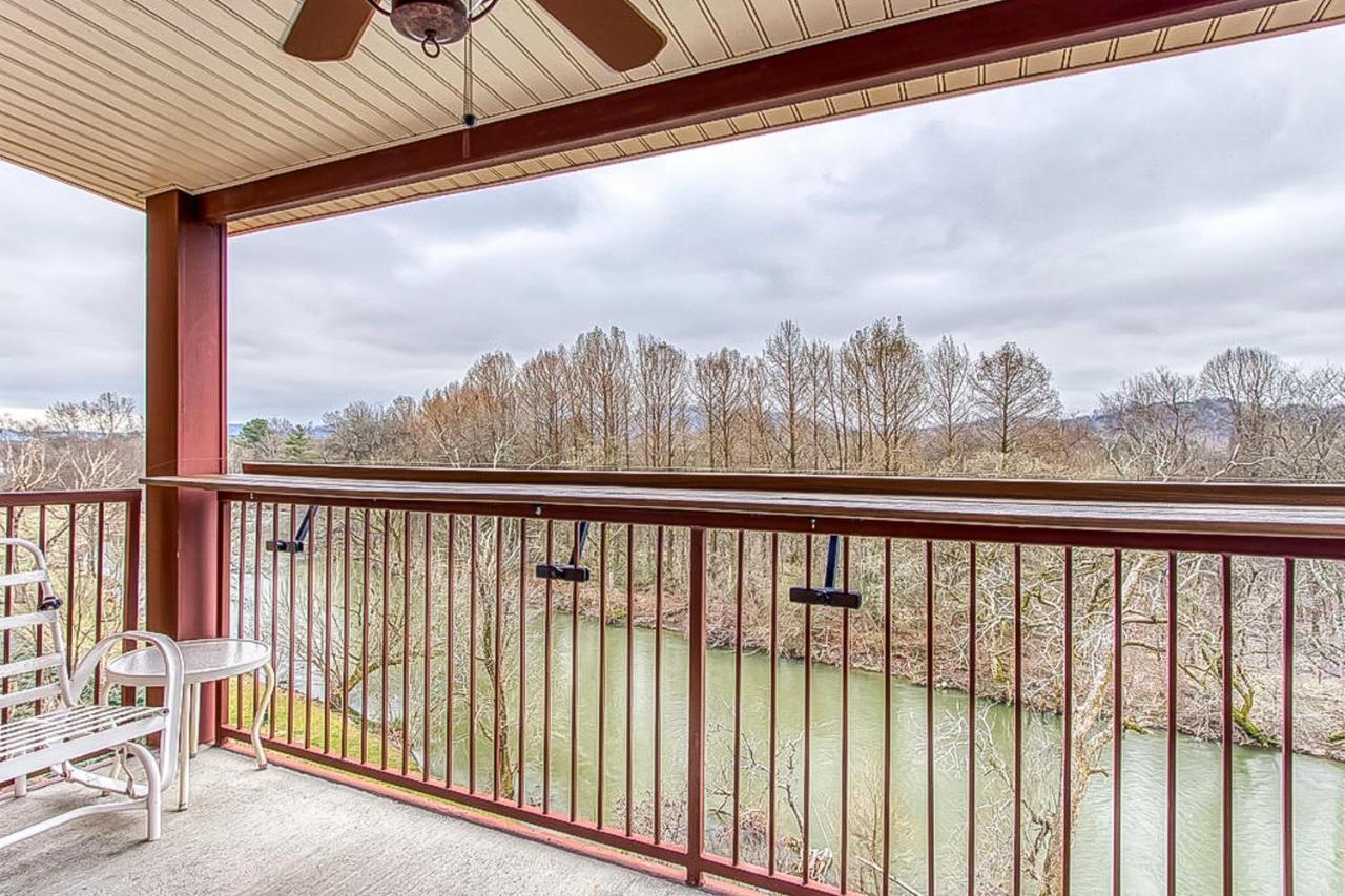 Bandit's Riverfront Retreat Holiday home