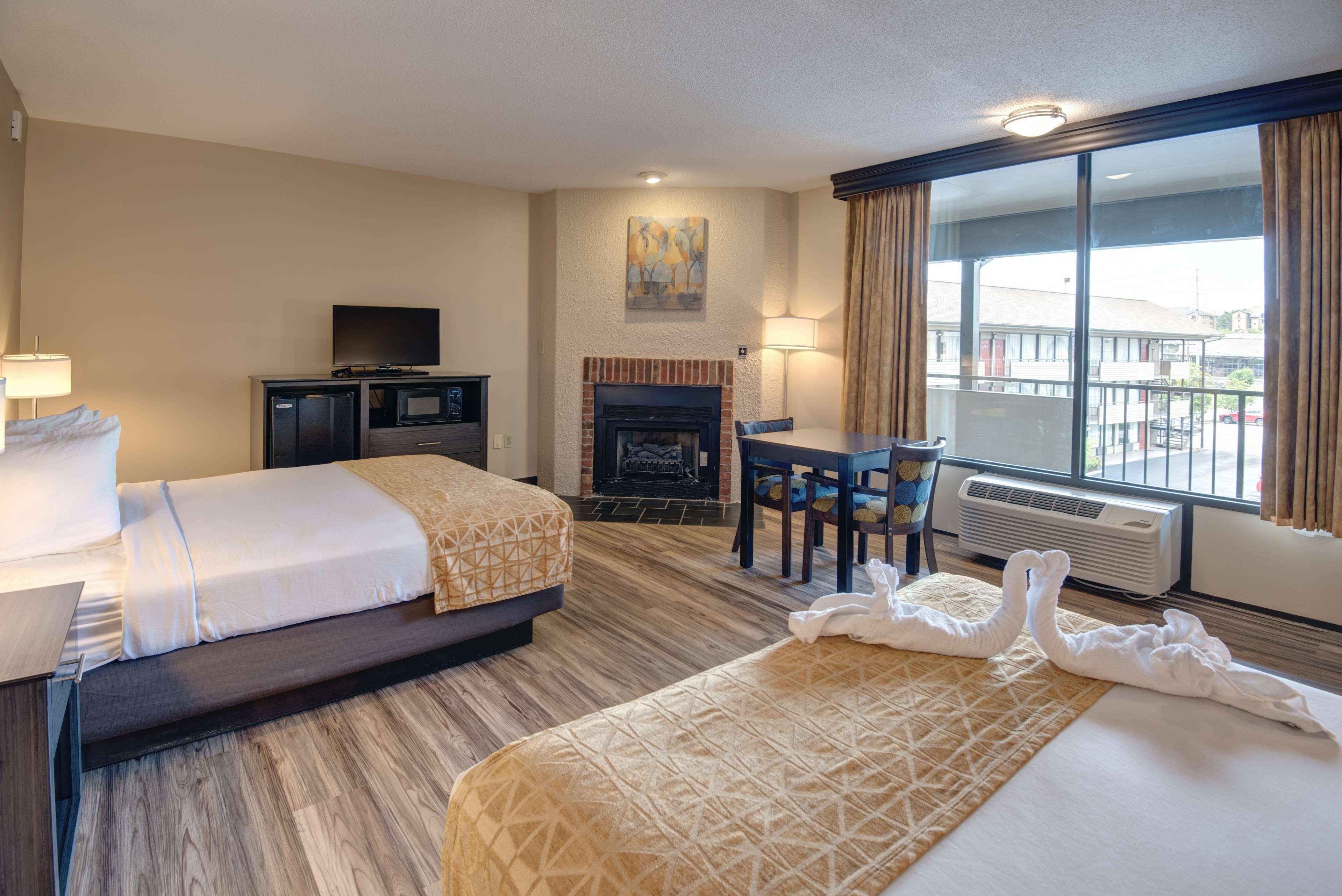 Western Toni 3* Pigeon Forge