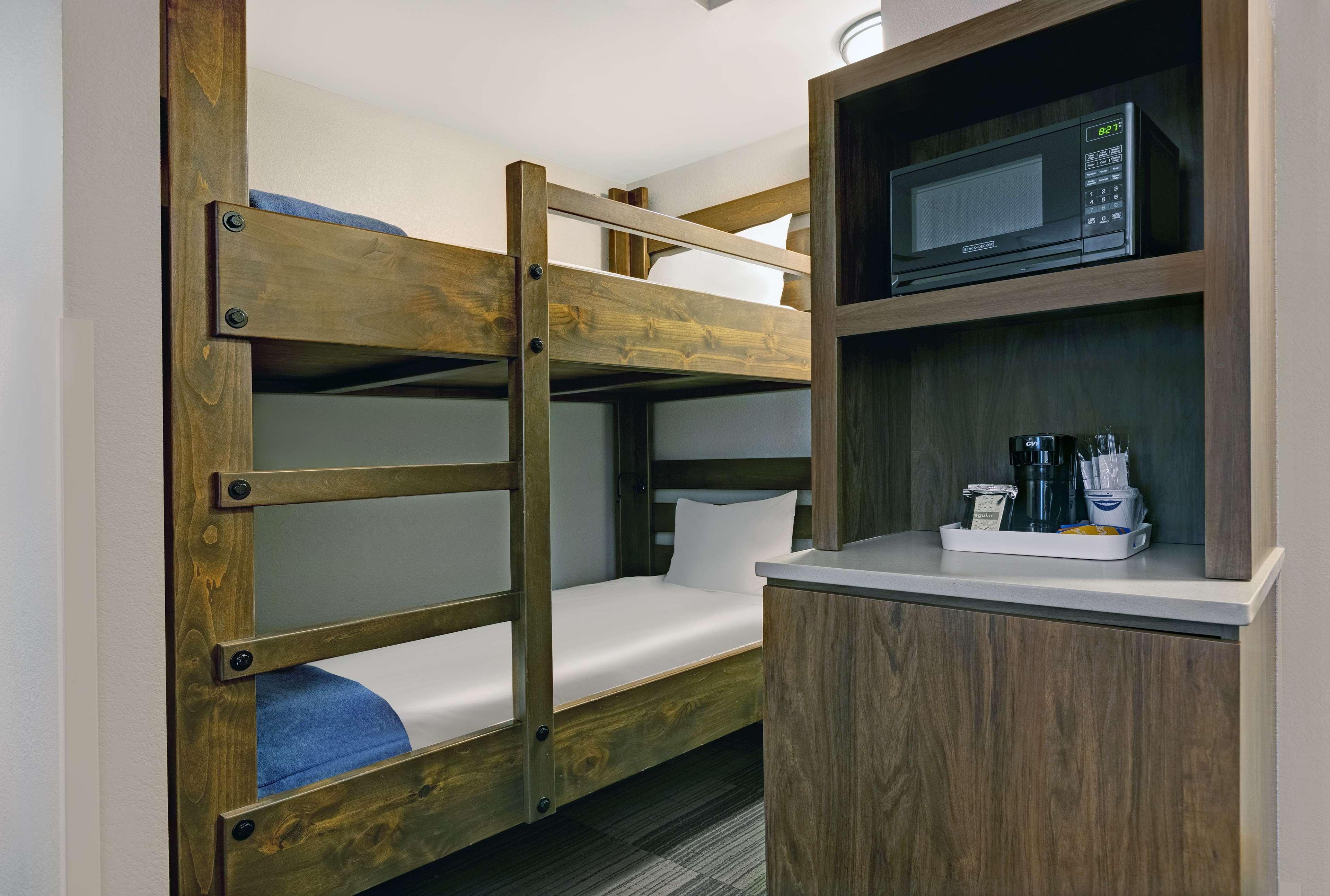 Hampton & On The Parkway Hotel 3*