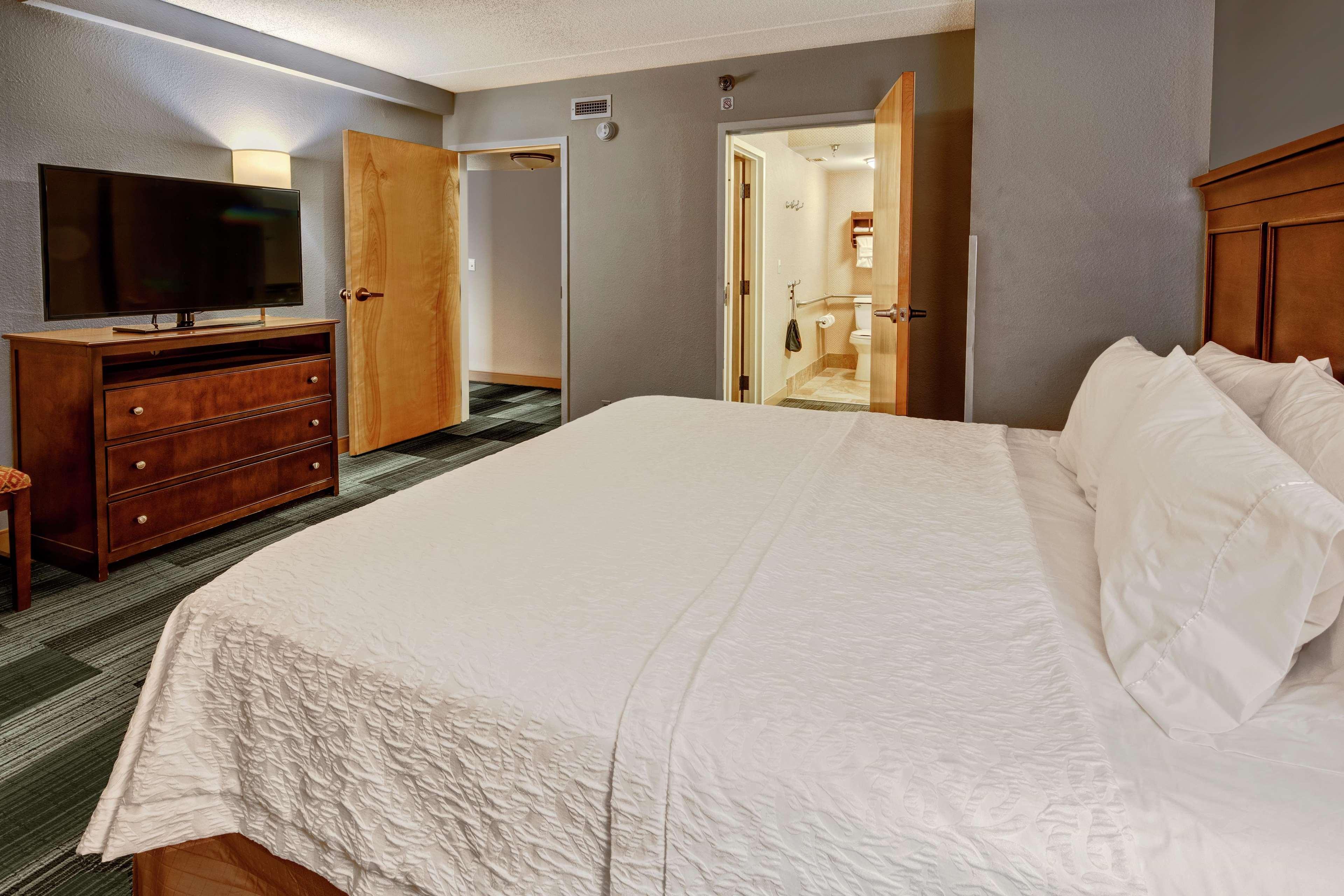 Hampton & On The Parkway Hotel