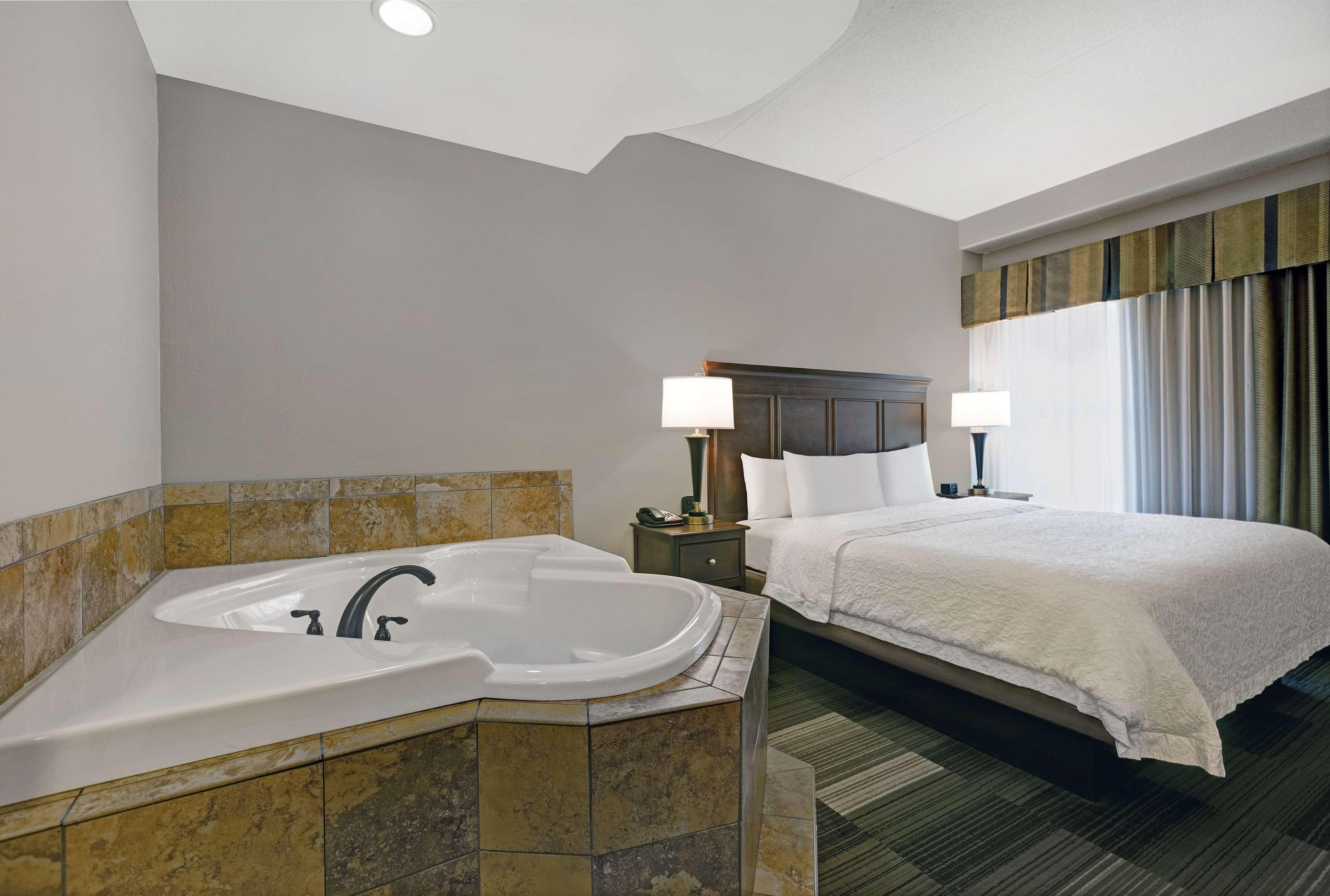 Hampton & On The Parkway 3*