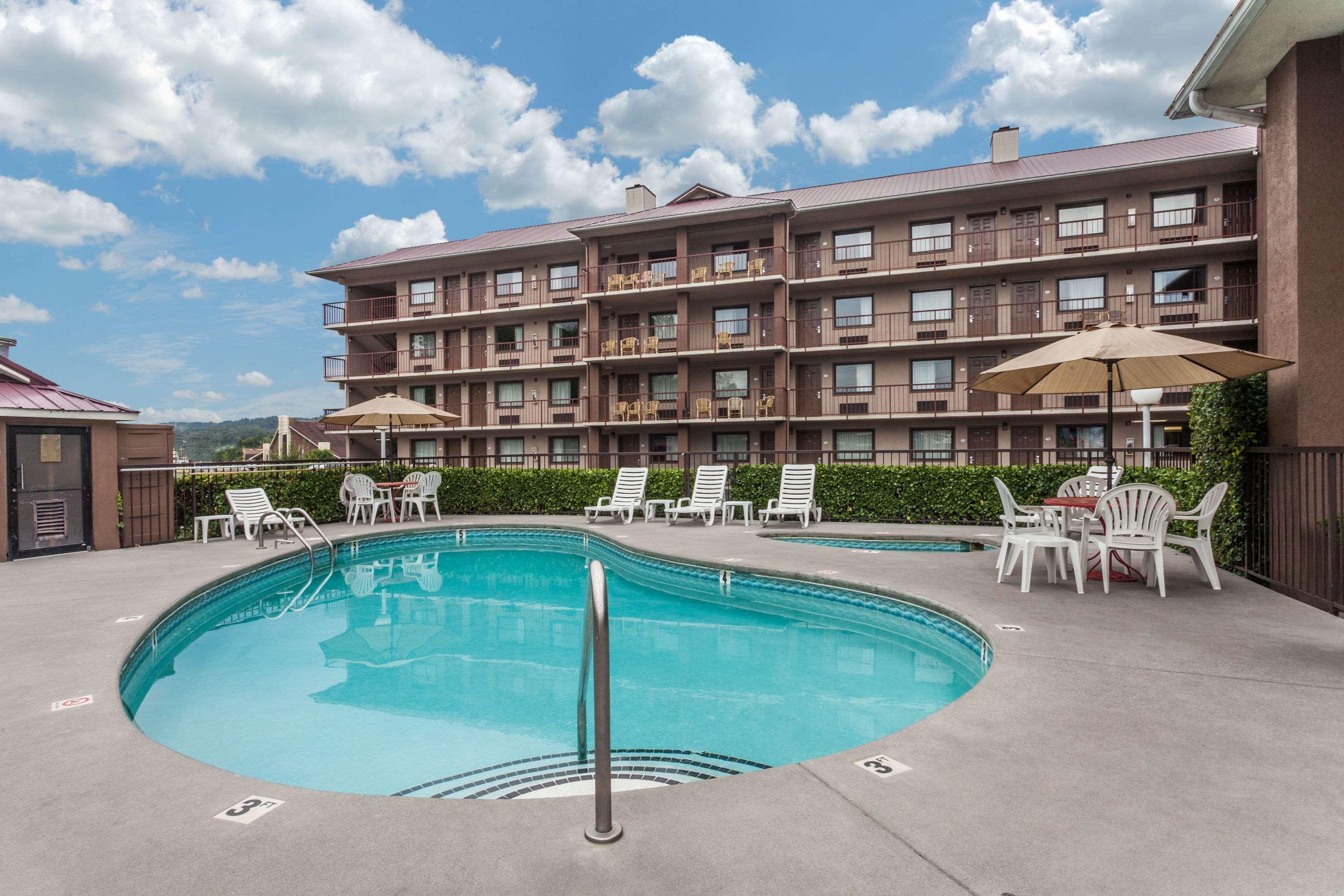 Hotel Baymont By Wyndham Near Island Drive Pigeon Forge