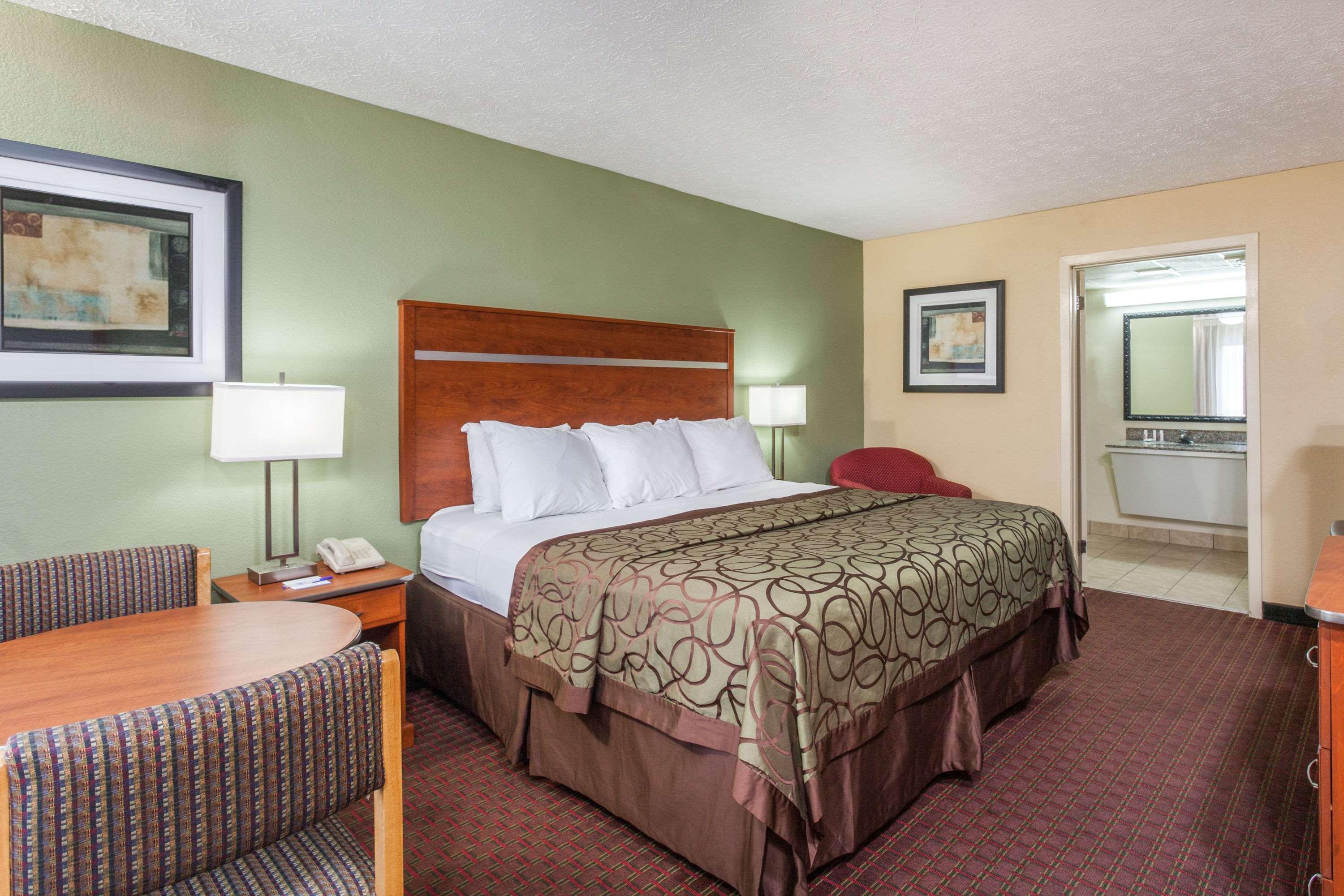 Baymont By Wyndham Near Island Drive 3*