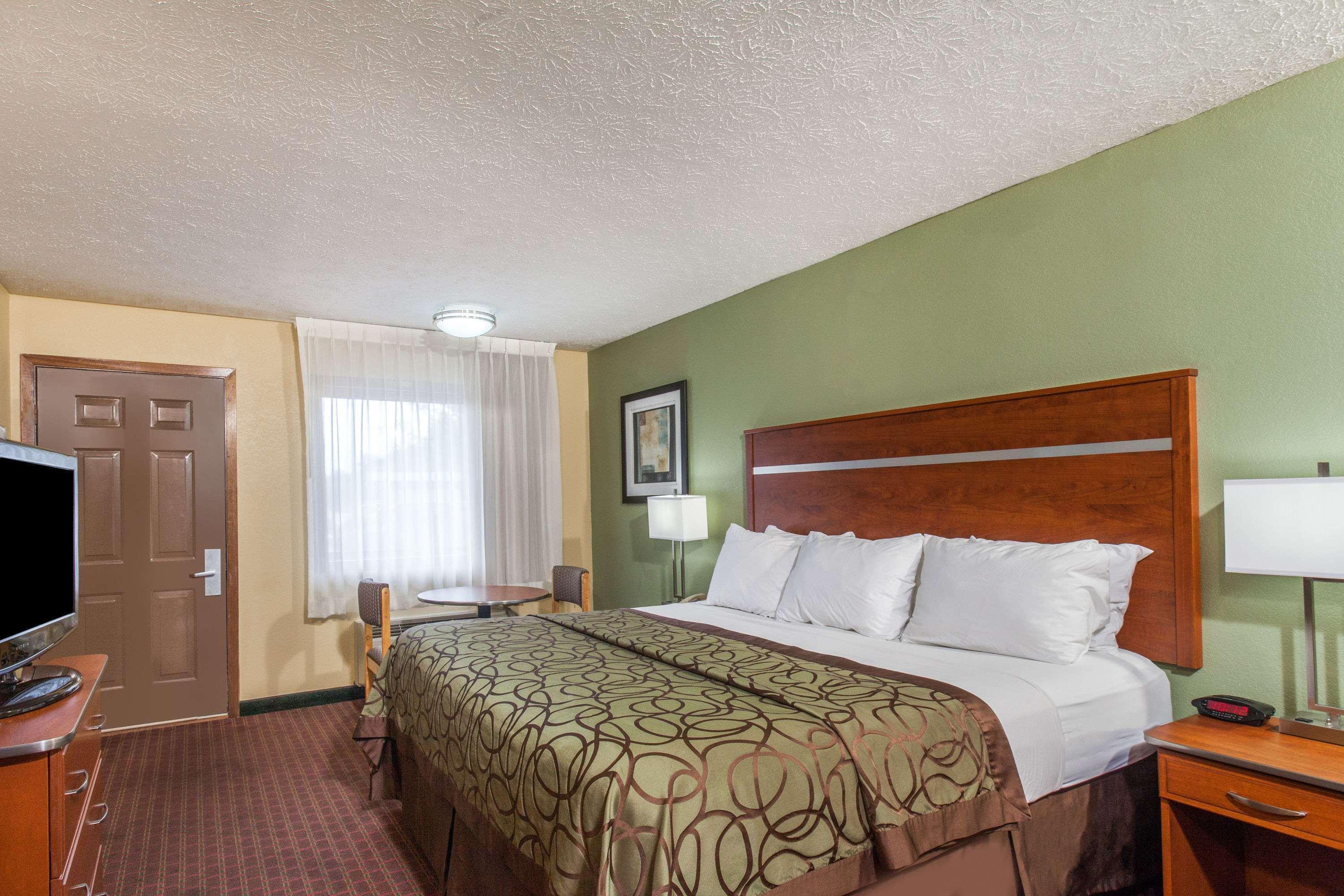 Hotel Baymont By Wyndham Near Island Drive
