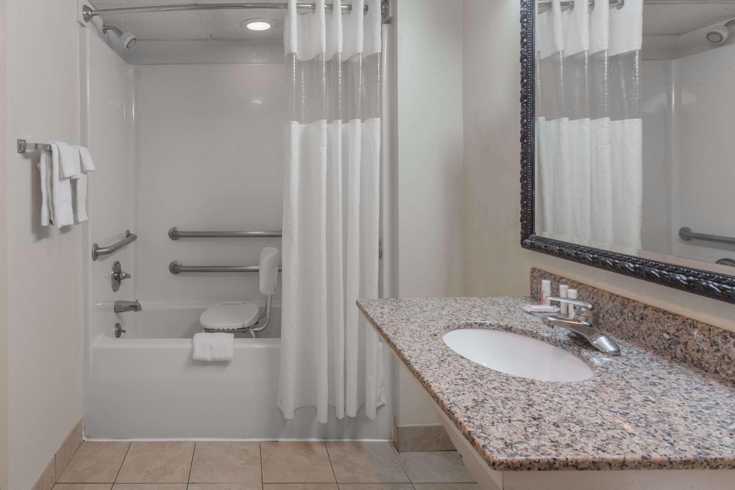 Baymont By Wyndham Near Island Drive Hotel 3*