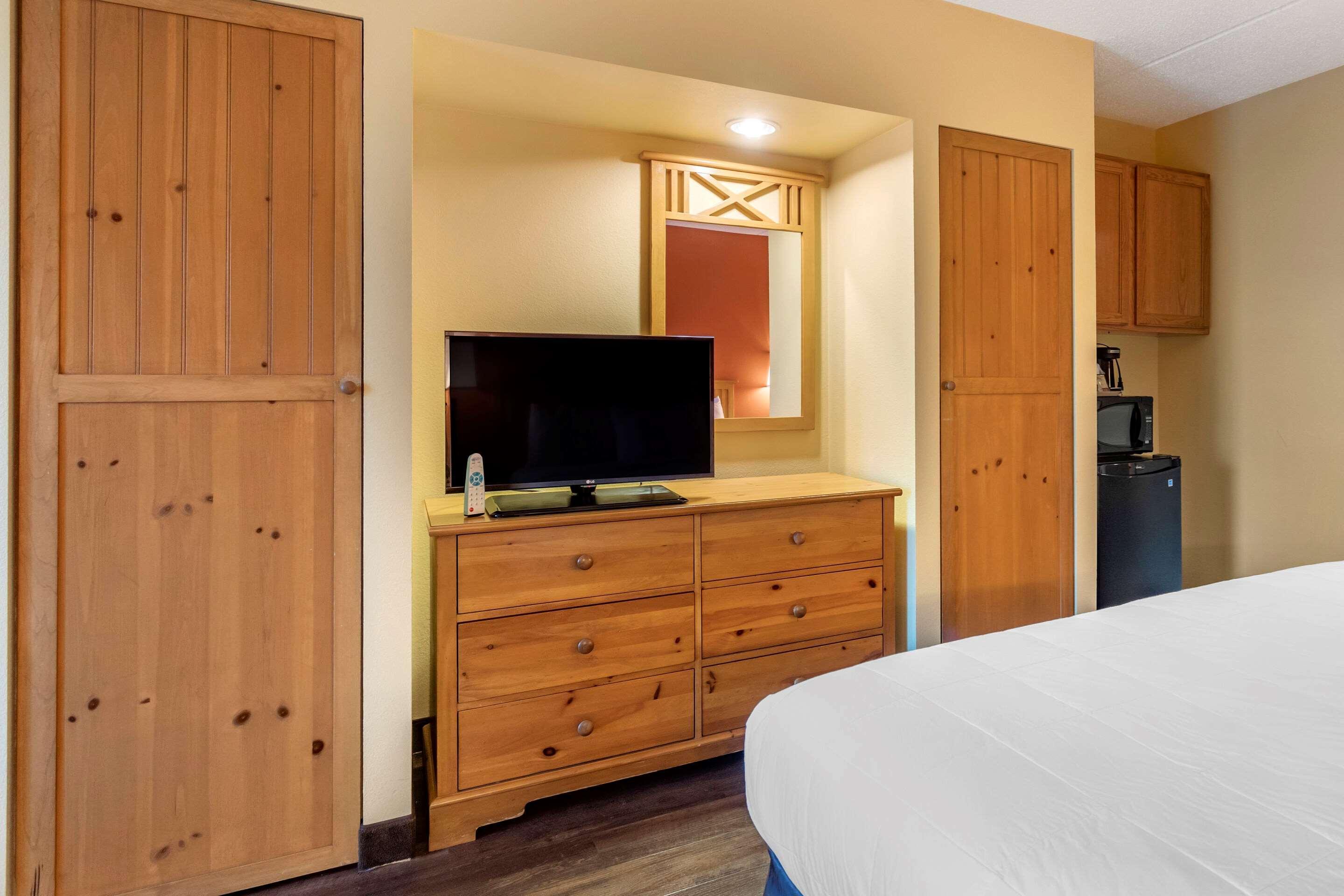 Econo Riverside Lodge
