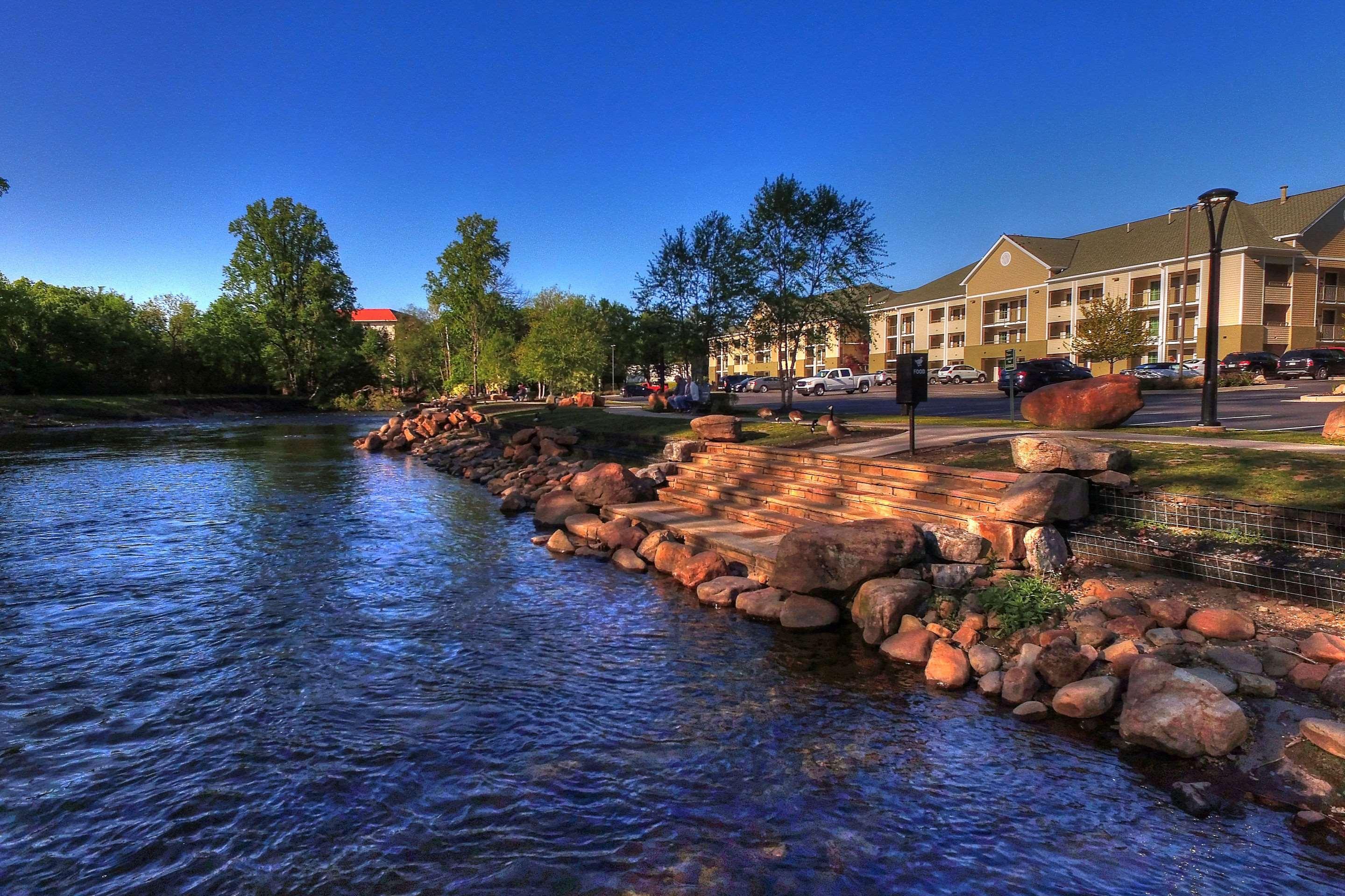 Econo Riverside Lodge *