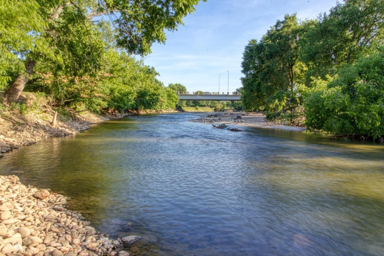 Holiday home Fantastic Location! River And Mountain Views 2br/2ba Sleeps 6