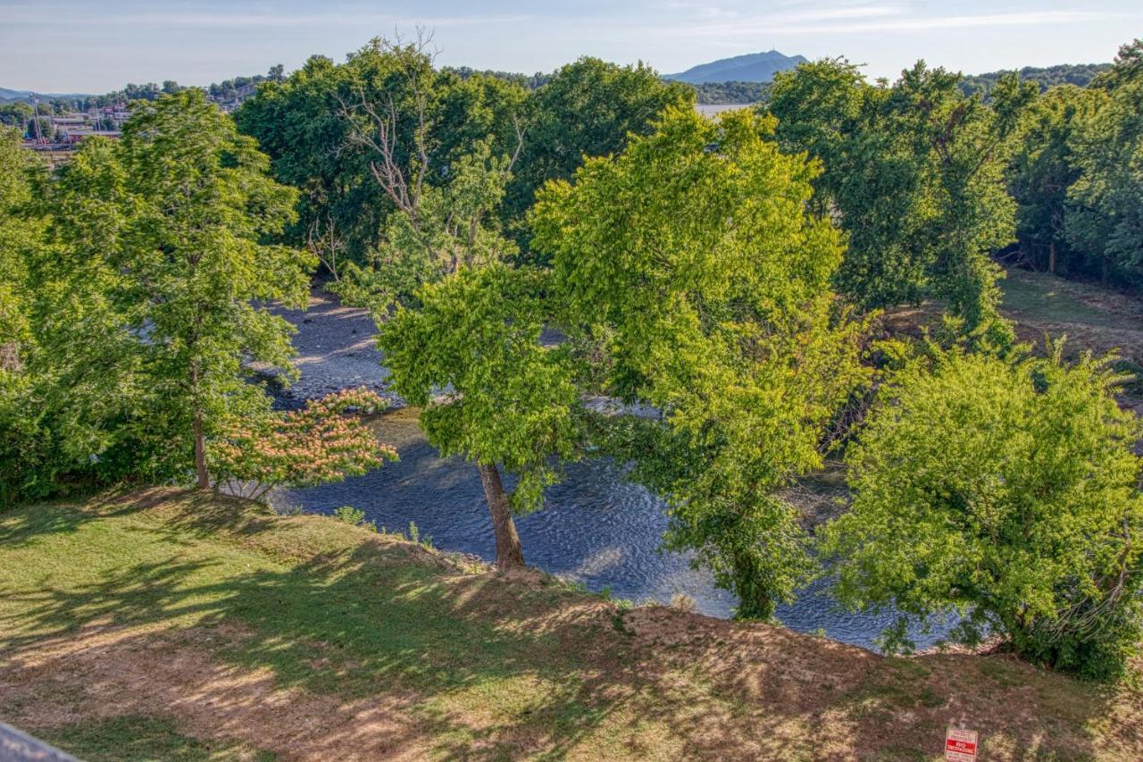 Fantastic Location! River And Mountain Views 2br/2ba Sleeps 6 Pigeon Forge