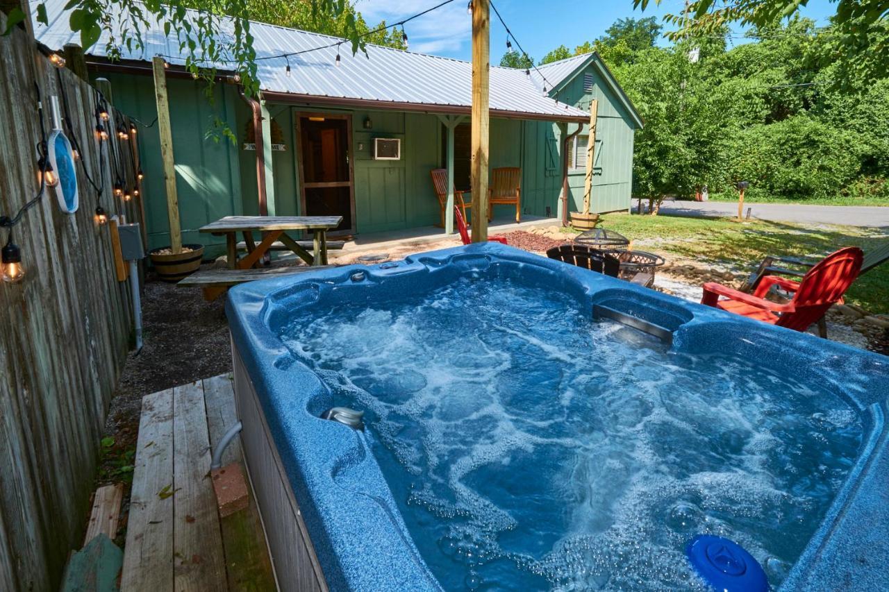 Steps From Downtown Parkway + Private Hottub And Firepit - Wifi - Firefly Apartment