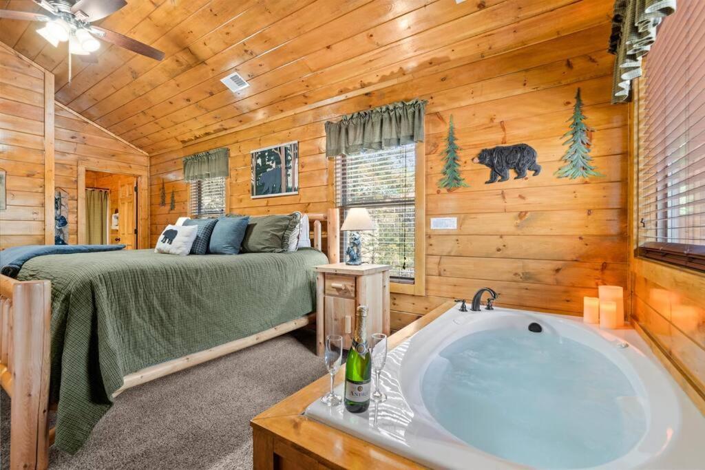 Luxury Cabin - Golden Tee, Hot Tub, Top Location!! *
