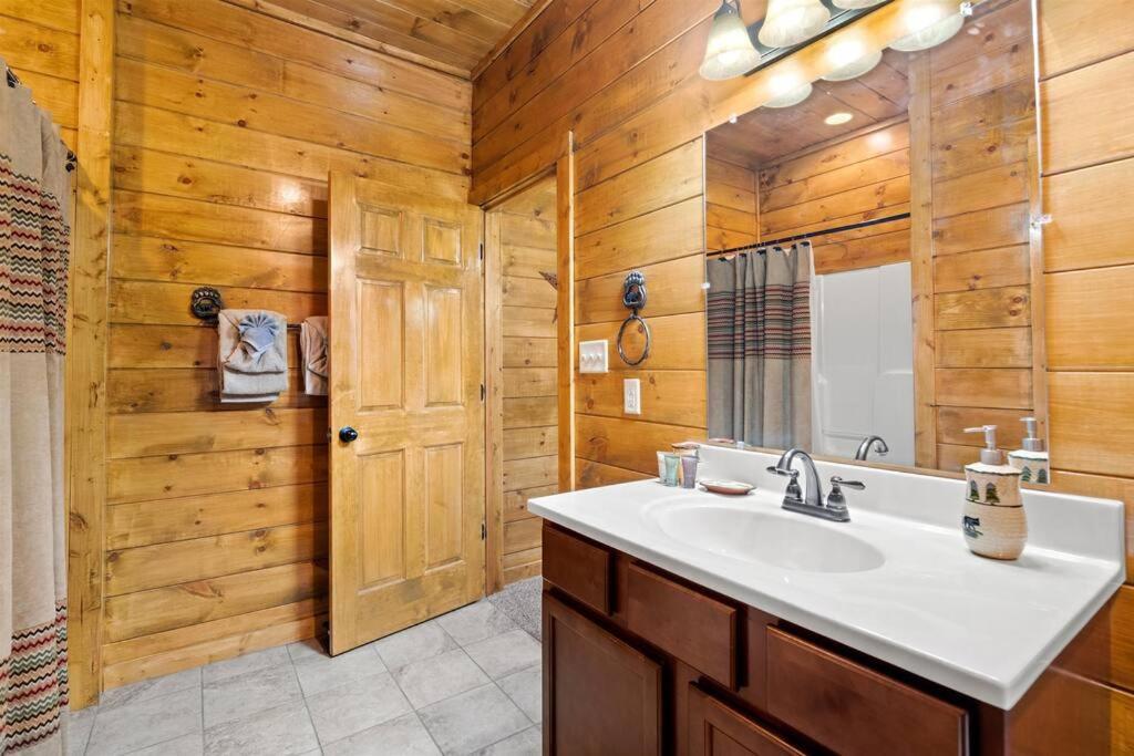 Chalet Luxury Cabin - Golden Tee, Hot Tub, Top Location!!