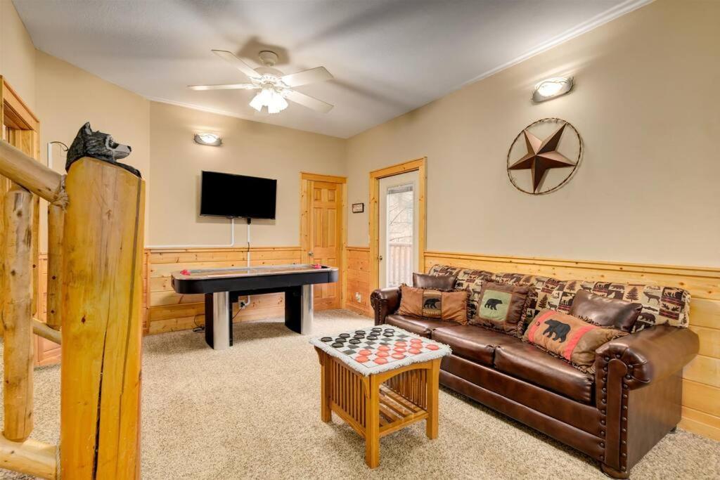 Chalet Premier Cabin - Golden Tee, Arcade, Location!