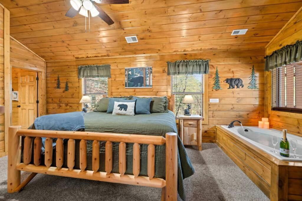 Luxury Cabin - Golden Tee, Hot Tub, Top Location!! * Pigeon Forge