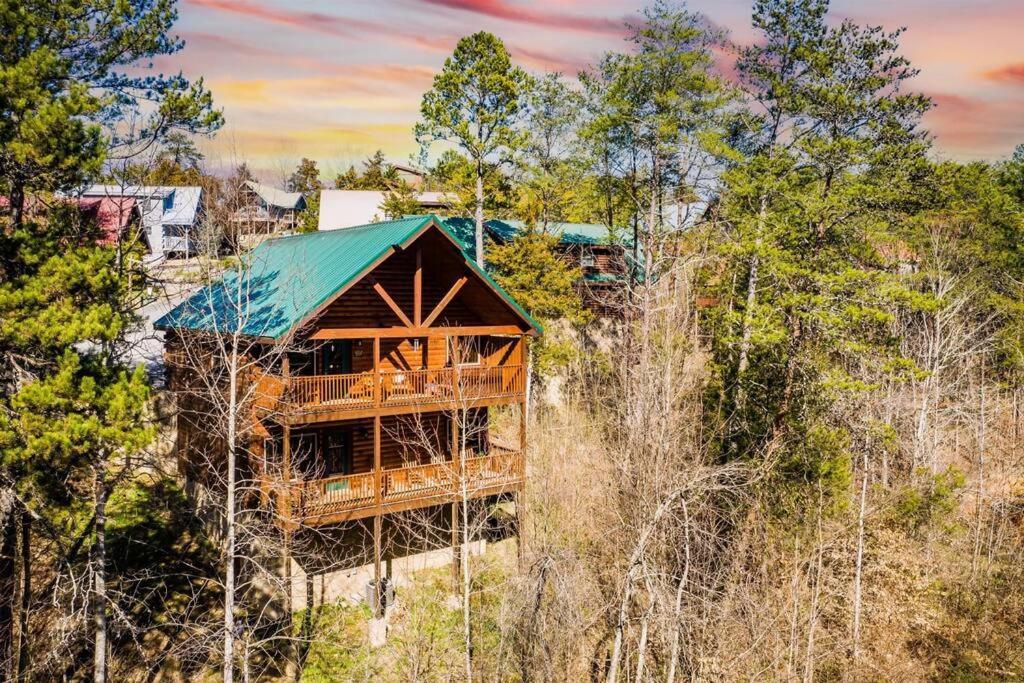 Luxury Cabin - Golden Tee, Hot Tub, Top Location!! Pigeon Forge