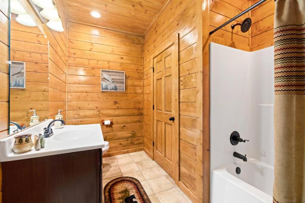 Luxury Cabin - Golden Tee, Hot Tub, Top Location!! * Pigeon Forge