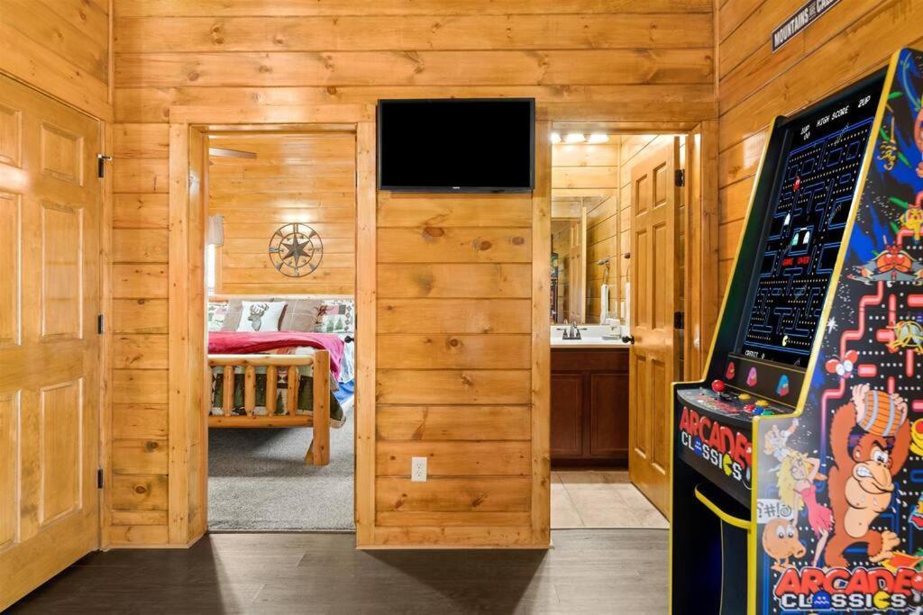 Luxury Cabin - Golden Tee, Hot Tub, Top Location!! * Pigeon Forge
