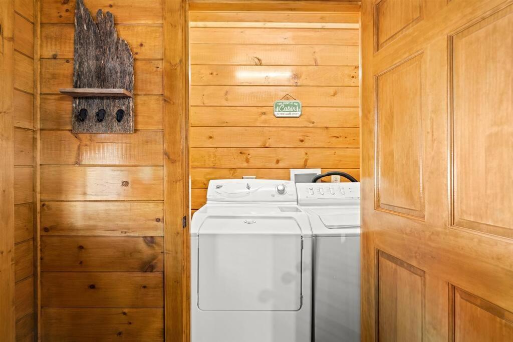 Luxury Cabin - Golden Tee, Hot Tub, Top Location!! Chalet