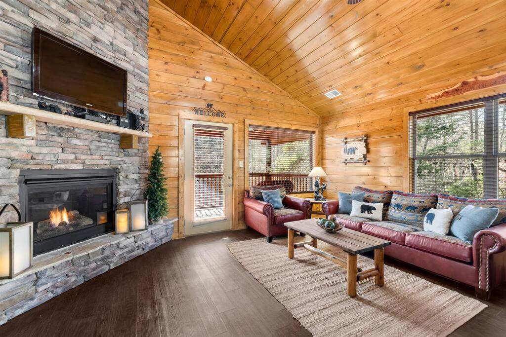 Luxury Cabin - Golden Tee, Hot Tub, Top Location!! Chalet