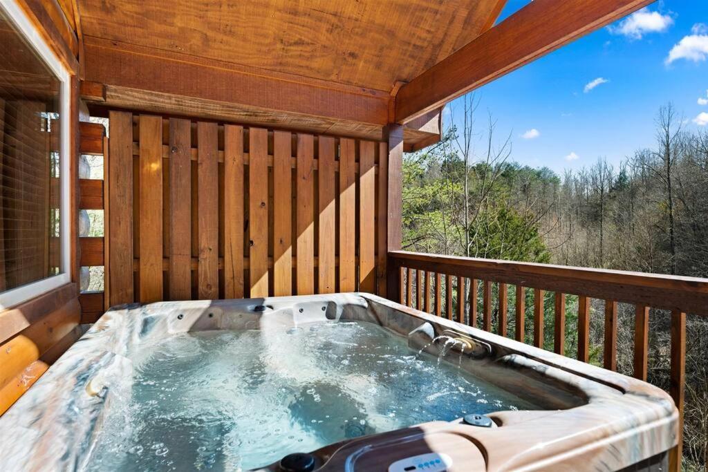 Luxury Cabin - Golden Tee, Hot Tub, Top Location!! * Pigeon Forge