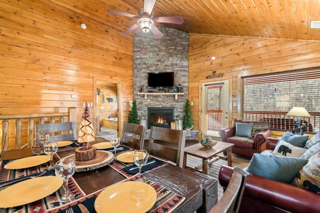 Luxury Cabin - Golden Tee, Hot Tub, Top Location!!