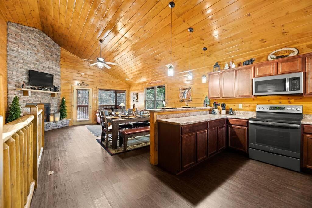 Luxury Cabin - Golden Tee, Hot Tub, Top Location!!