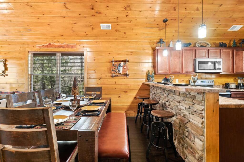 Luxury Cabin - Golden Tee, Hot Tub, Top Location!! Chalet Pigeon Forge