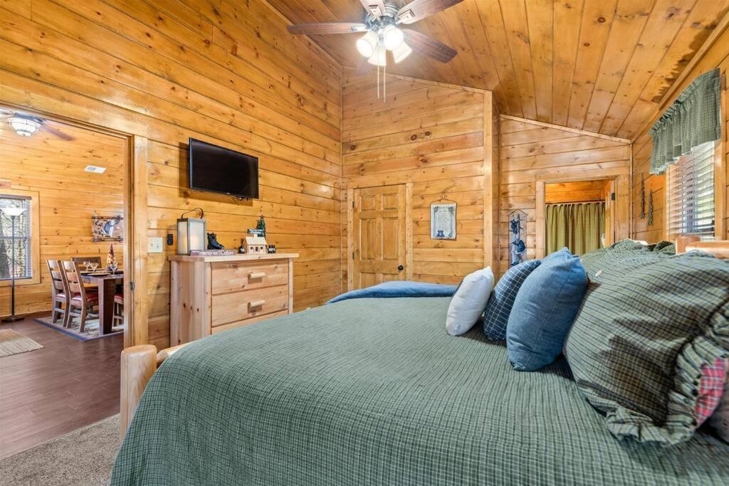 Luxury Cabin - Golden Tee, Hot Tub, Top Location!! Pigeon Forge