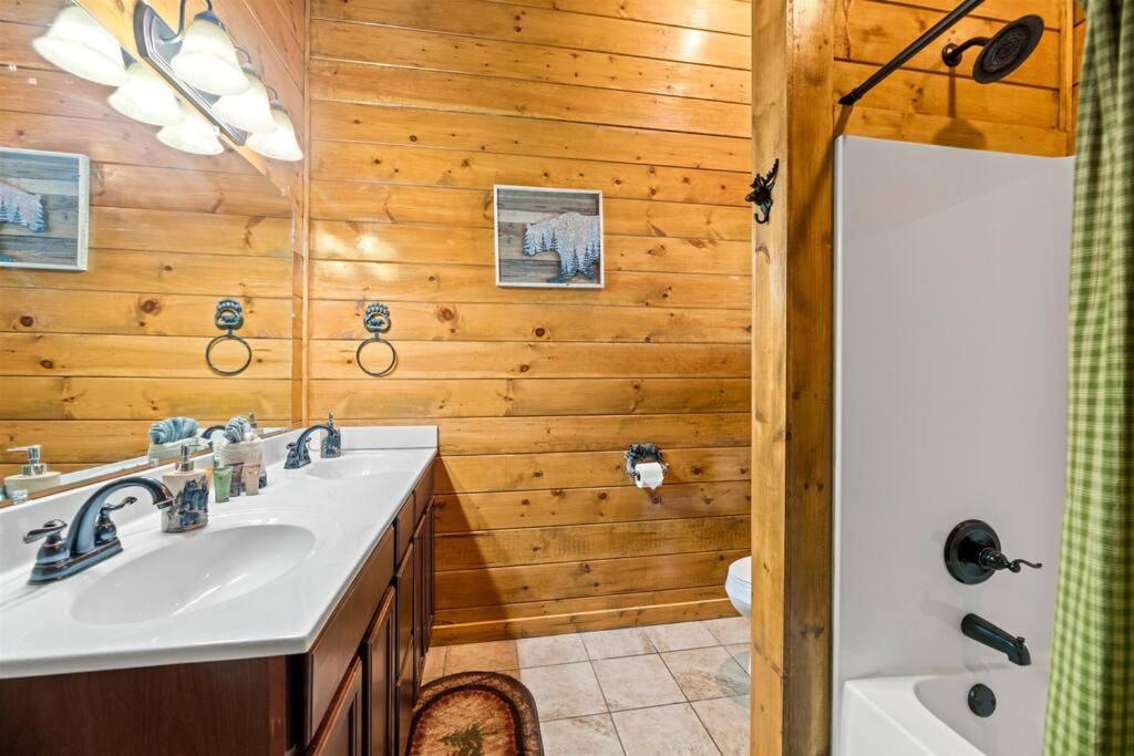 Luxury Cabin - Golden Tee, Hot Tub, Top Location!!