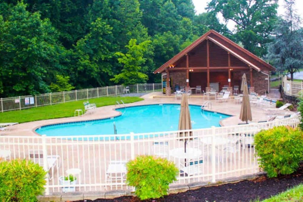 Premier Cabin - Golden Tee, Arcade, Location! * Pigeon Forge