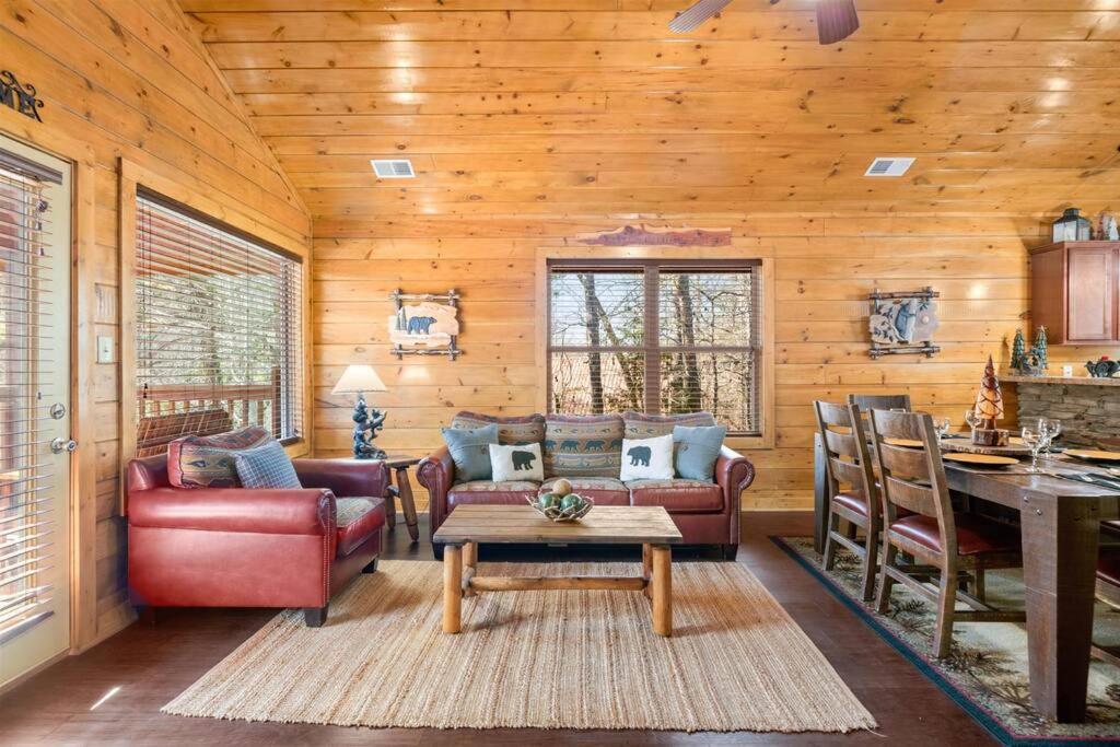 Luxury Cabin - Golden Tee, Hot Tub, Top Location!! Pigeon Forge