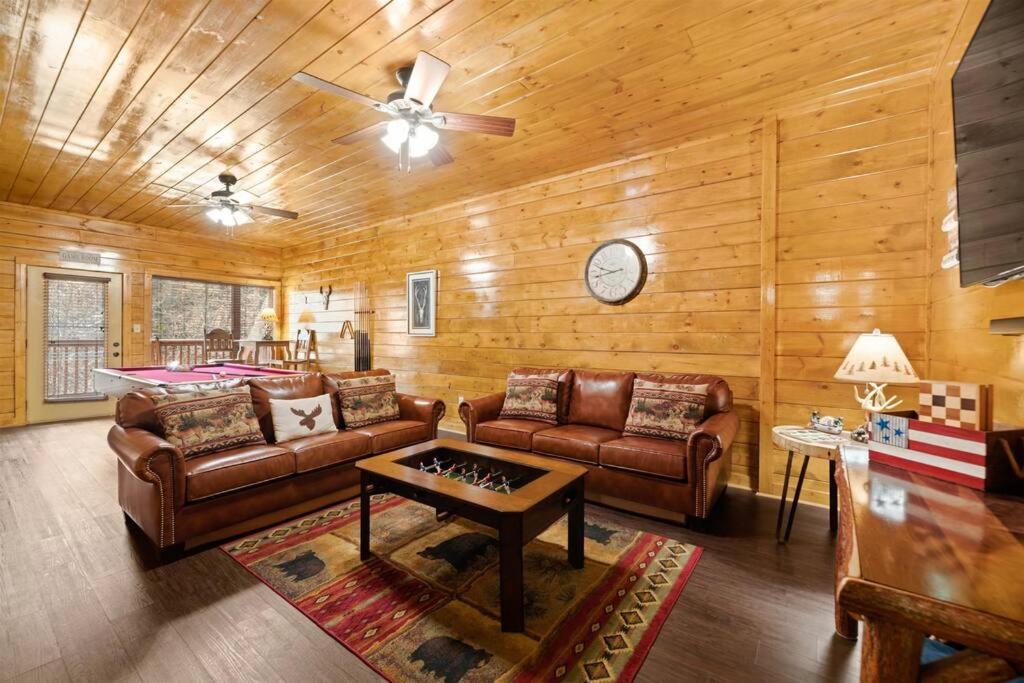 Luxury Cabin - Golden Tee, Hot Tub, Top Location!! Pigeon Forge