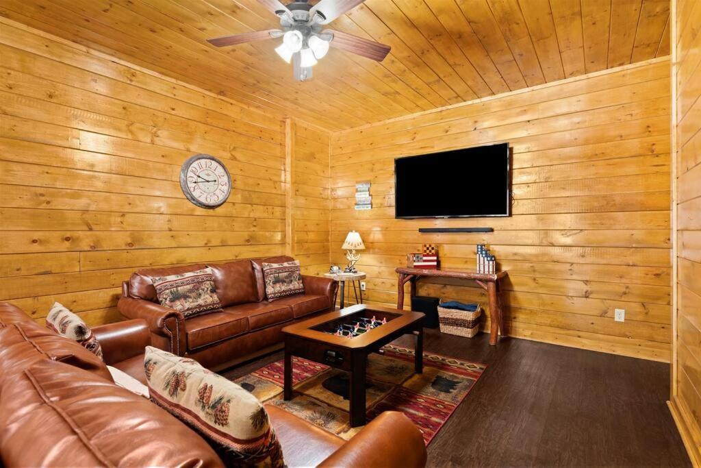 Chalet Luxury Cabin - Golden Tee, Hot Tub, Top Location!! Pigeon Forge