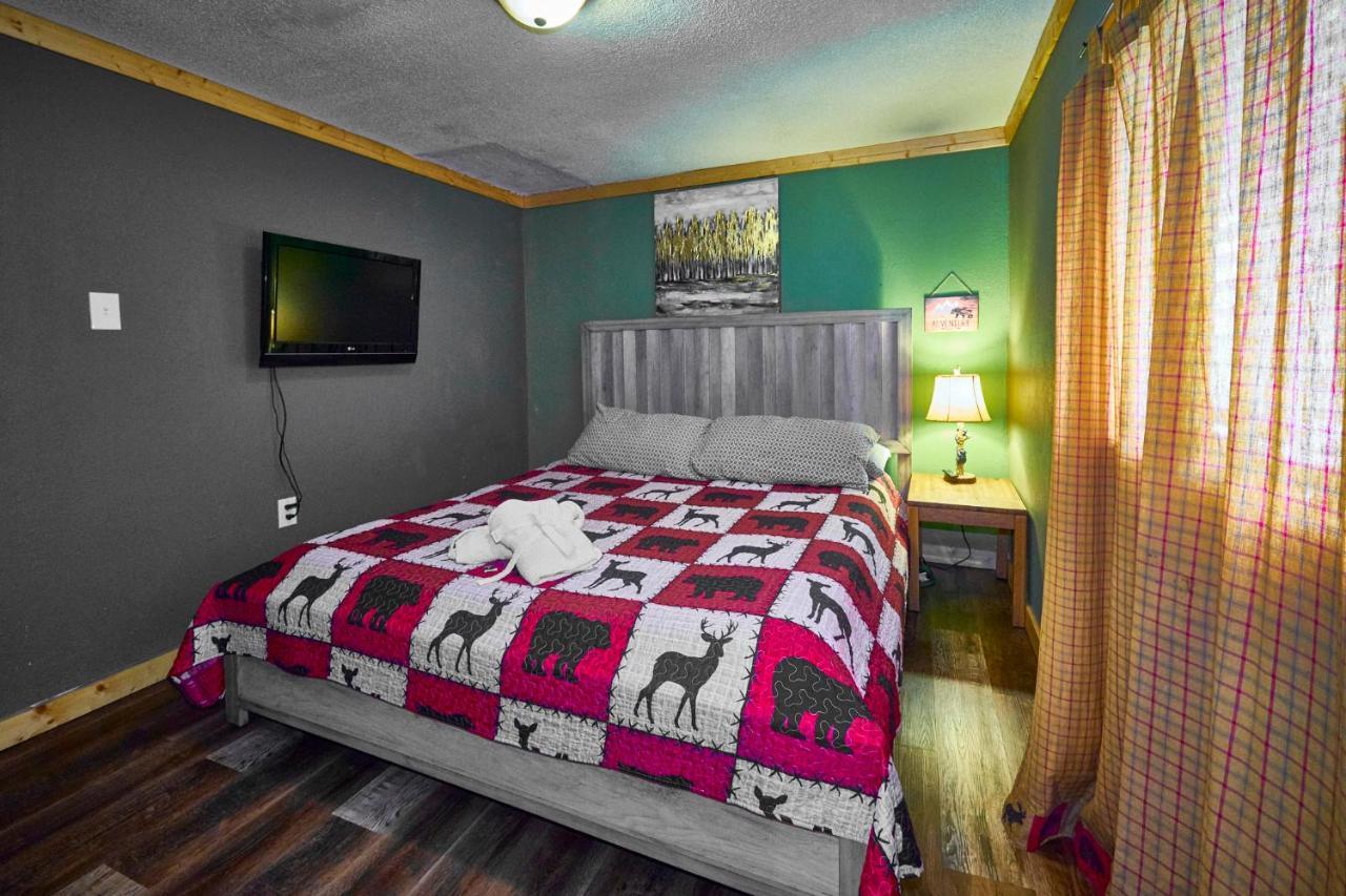 Steps From Downtown Parkway + Private Hottub And Firepit - Wifi - Firefly Apartment *