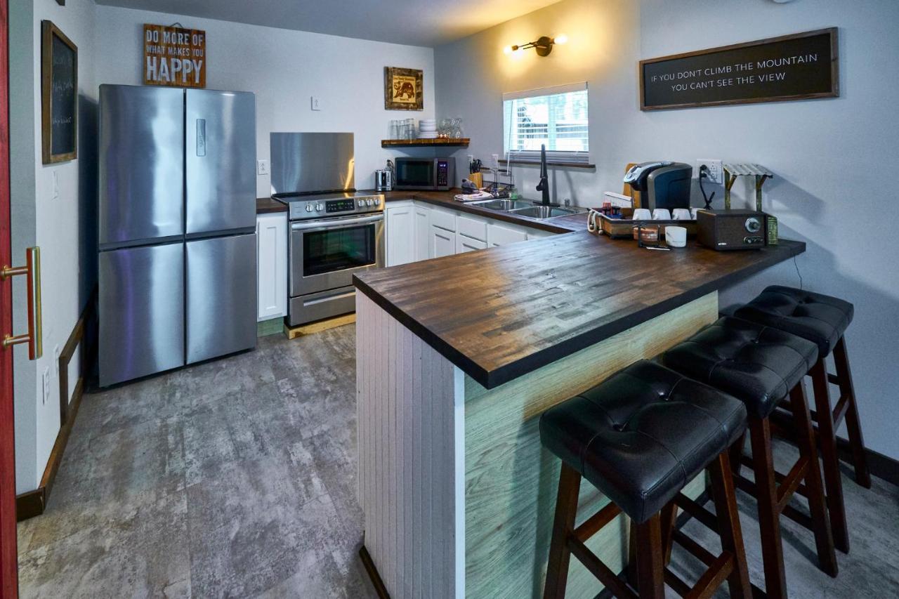 Apartment Steps From Downtown Parkway + Private Hottub And Firepit - Wifi - Firefly Pigeon Forge