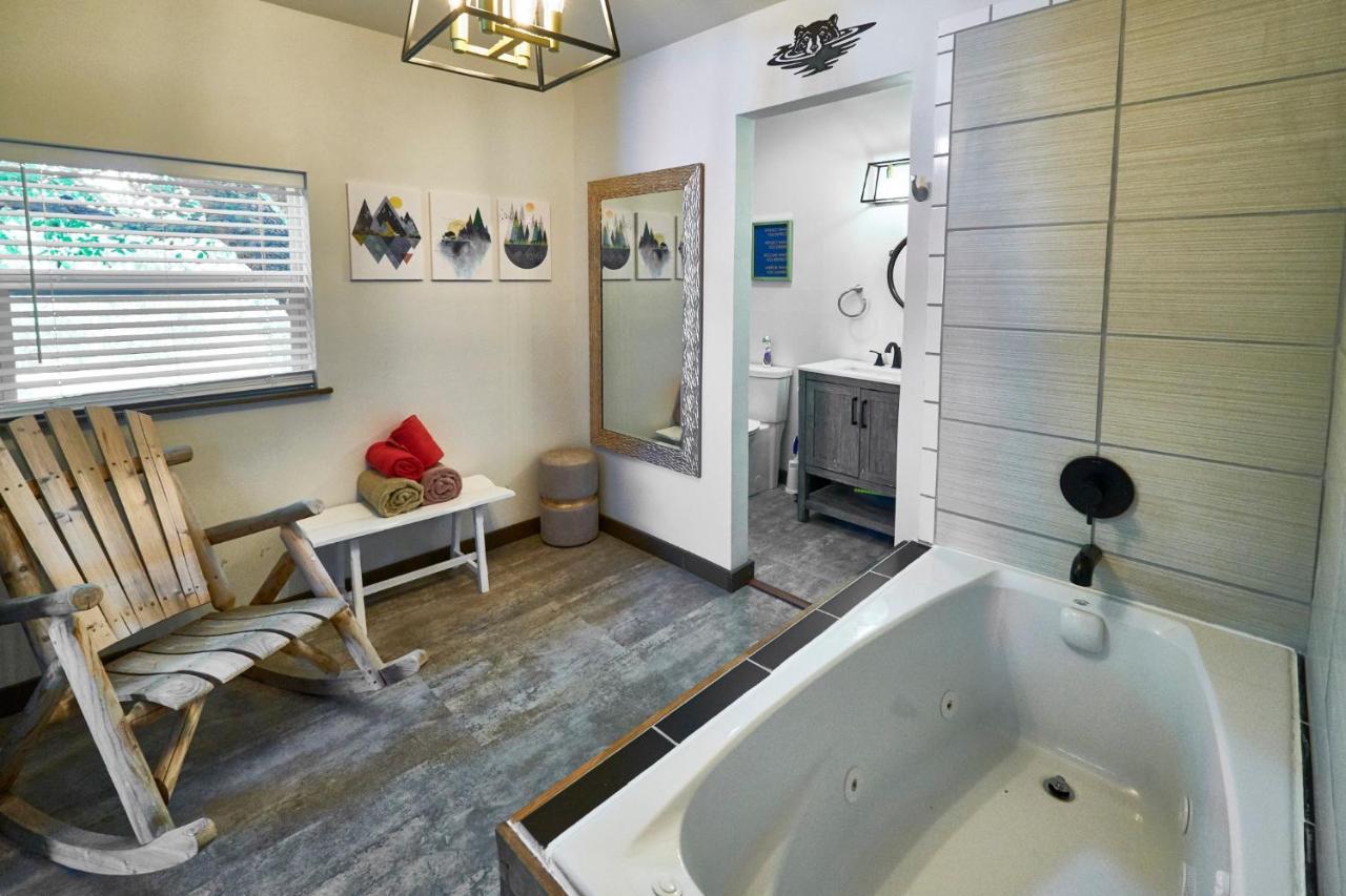 Apartment Steps From Downtown Parkway + Private Hottub And Firepit - Wifi - Firefly Pigeon Forge