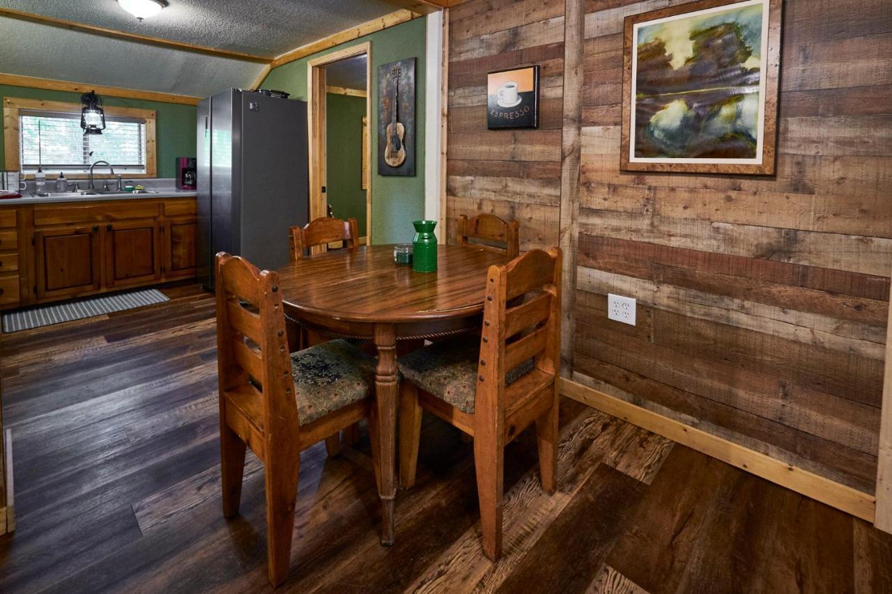 Steps From Downtown Parkway + Private Hottub And Firepit - Wifi - Firefly Apartment *