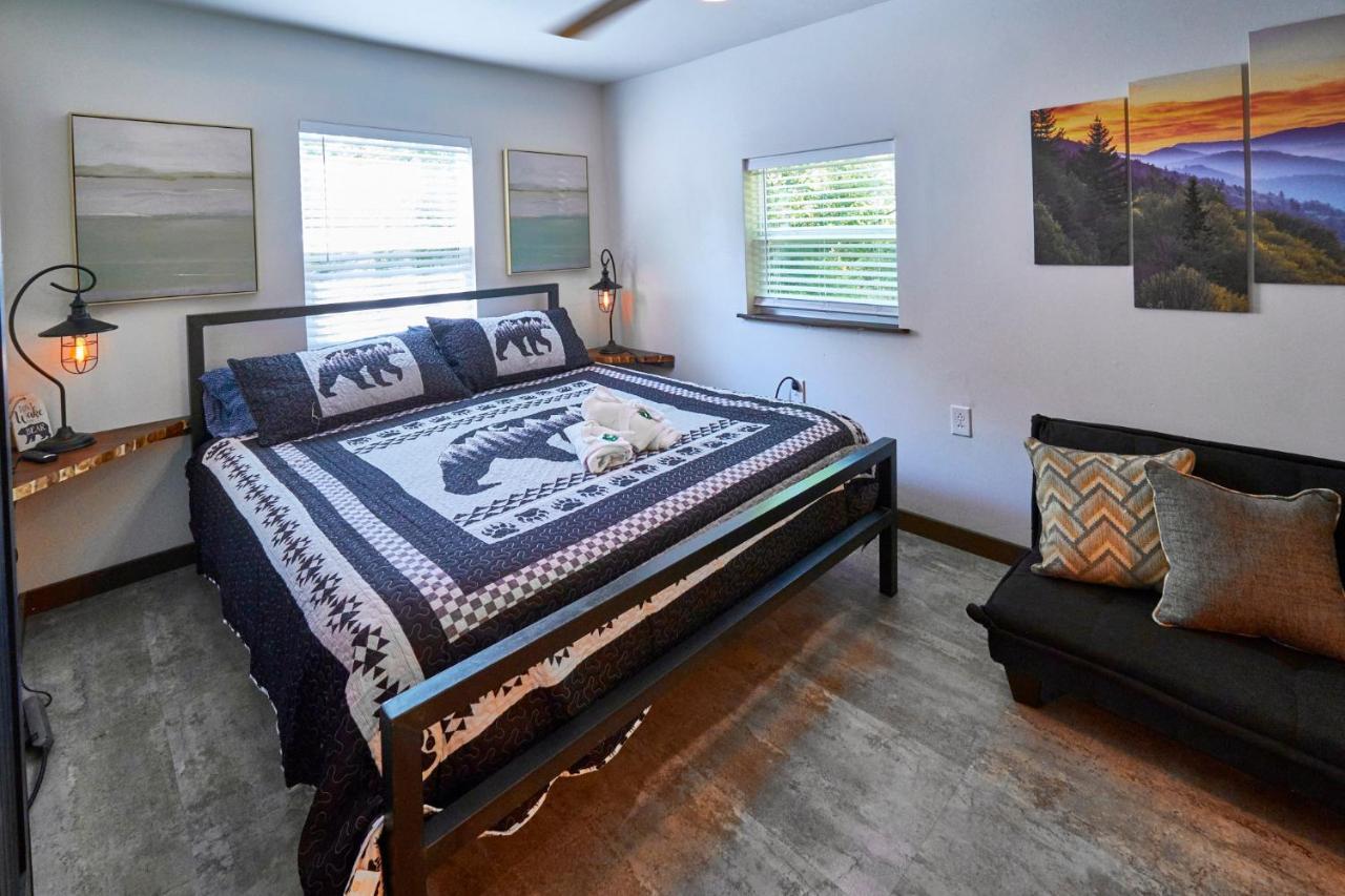 Steps From Downtown Parkway + Private Hottub And Firepit - Wifi - Firefly Apartment