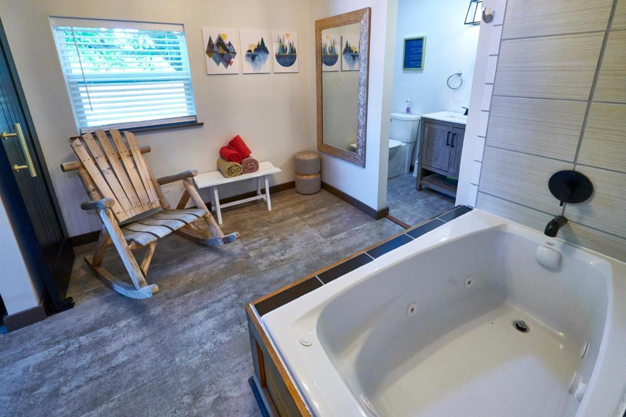 Steps From Downtown Parkway + Private Hottub And Firepit - Wifi - Firefly *