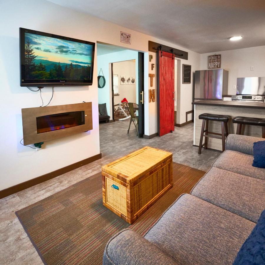 Steps From Downtown Parkway + Private Hottub And Firepit - Wifi - Firefly Apartment Pigeon Forge