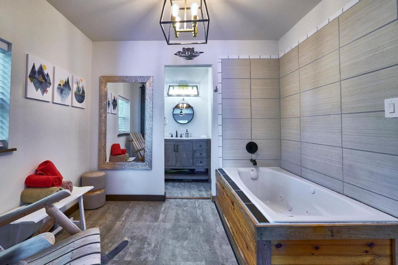 Steps From Downtown Parkway + Private Hottub And Firepit - Wifi - Firefly Apartment *