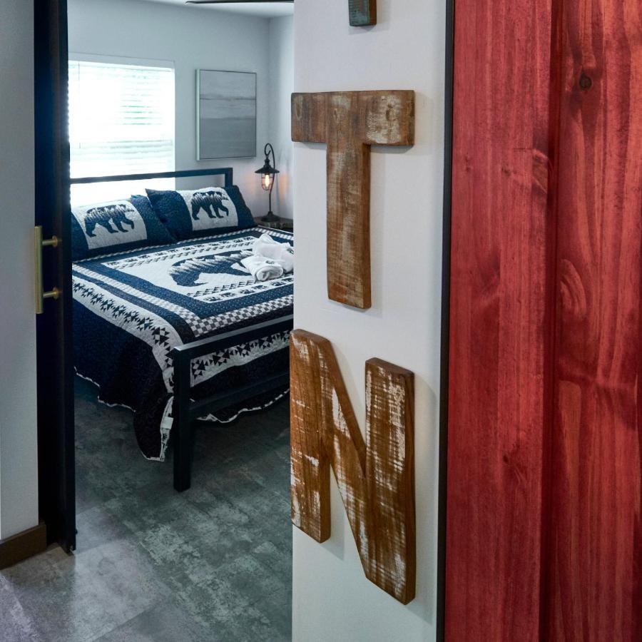 Steps From Downtown Parkway + Private Hottub And Firepit - Wifi - Firefly Apartment Pigeon Forge