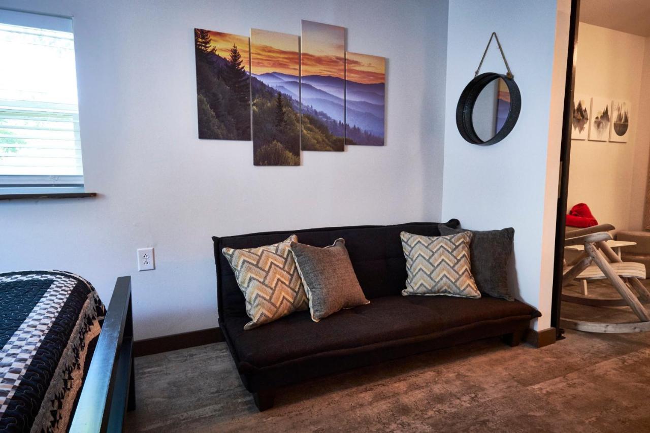Apartment Steps From Downtown Parkway + Private Hottub And Firepit - Wifi - Firefly