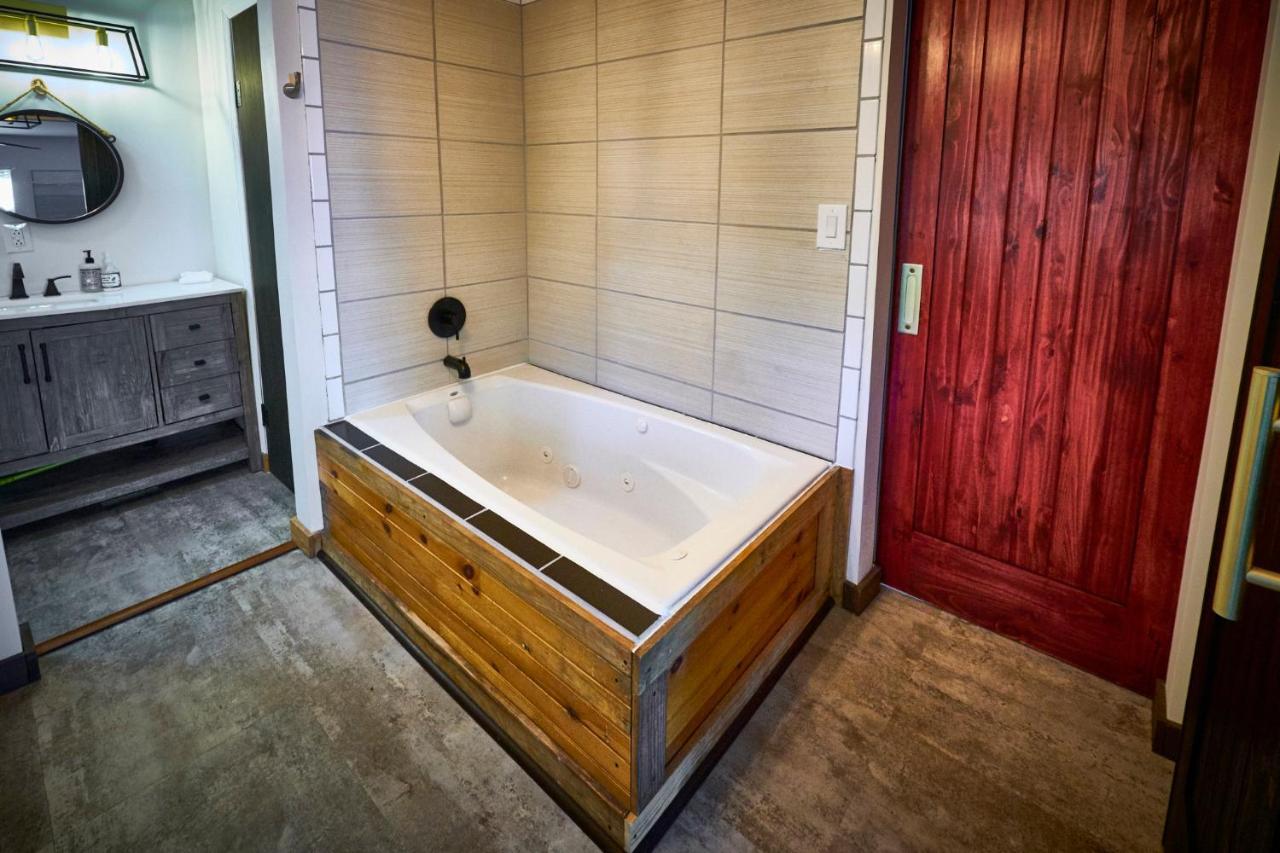 Apartment Steps From Downtown Parkway + Private Hottub And Firepit - Wifi - Firefly *